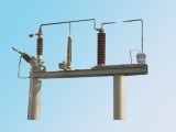 WF-ZJB型變壓器中性點(diǎn)間隙接地保護(hù)裝置專用于110KV、220KV、330KV、500KV電力變壓器中性點(diǎn)，以實(shí)現(xiàn)中性點(diǎn)接地或不接地兩種不同的運(yùn)行方式而設(shè)計(jì)的，從而避免變壓器中性點(diǎn)因受雷電沖擊和故障引起電壓升高、對(duì)變壓器絕緣造成損害。此產(chǎn)品可以廣泛應(yīng)用于電力、冶金、化工、煤炭行業(yè)。