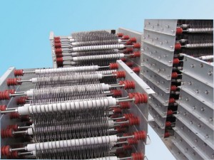 中性點接地式電阻柜，就是在電網(wǎng)中性點與地之間串聯(lián)接入某一電阻器。適當選擇所接電阻器的阻值，不僅可以泄放單相接地電弧后半波的能量，從而減少電弧重燃的可能性，抑制電網(wǎng)過電壓的輻值，還可以提高繼電保護裝置的靈敏度以作用于跳閘，從而有效保護系統(tǒng)正常運行。